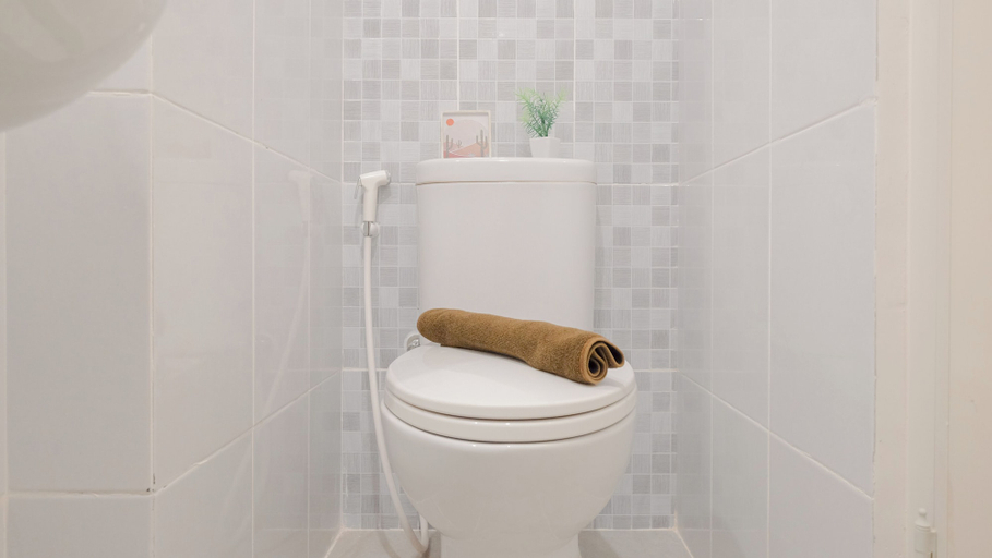 Bathroom 4, Restful And Minimalist Studio Room Tokyo Riverside Pik 2 Apartment, Tangerang