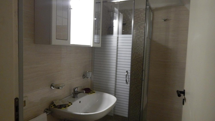 Bathroom 4, Albatro Rooms, Catania