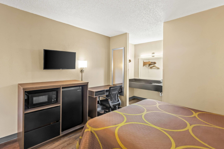 Bedroom 3, Super 8 by Wyndham Commerce, Banks