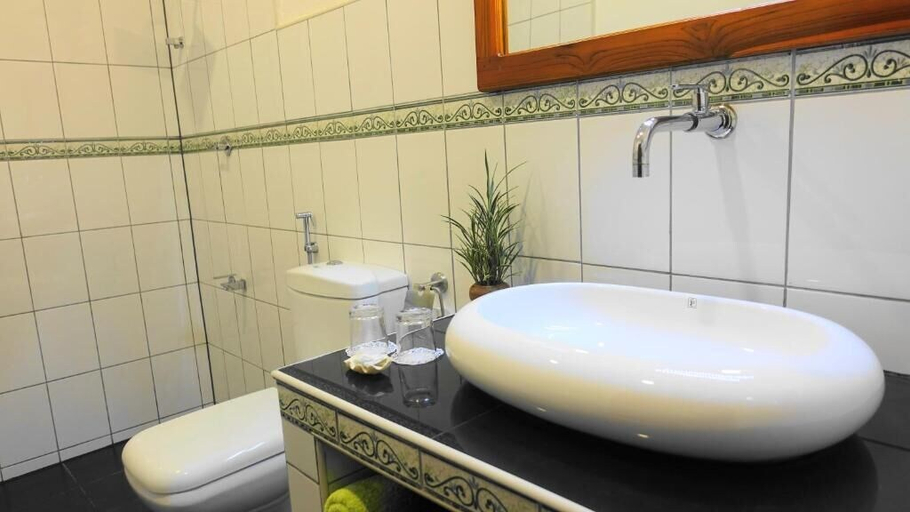 Bathroom 3, Regina Beach Bungalow, Trincomalee Town and Gravets