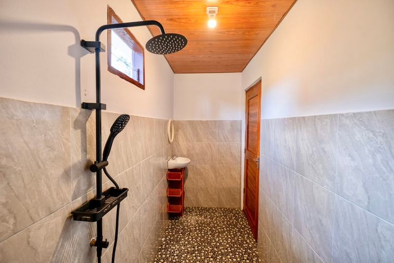 Bathroom 3, Royal Escape, Bangli