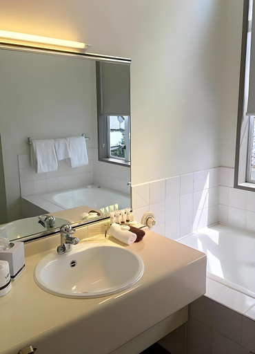 Bathroom 5, Pavilions Hotel, Christchurch