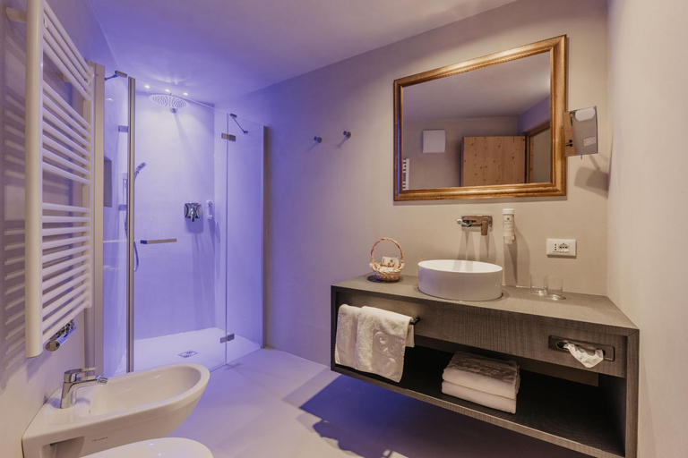 Bathroom 4, Hotel Castel Oswald von Wolkenstein, Bolzano