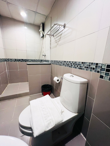 Bathroom 5, 14 Avenue, Chom Thong
