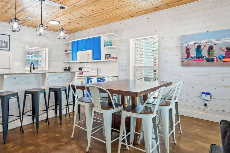 Food & Drinks 4, Blessed Getaway Stay for 10!, Nueces