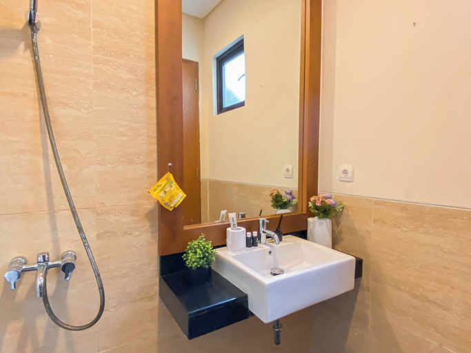 Bathroom 5, Spacious And Comfy 3Br (6 Pax) At Vimala Hills Villa & Resort Gadog, Bogor