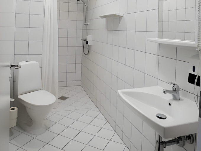 Bathroom 4, Tornoes Hotel, Kerteminde