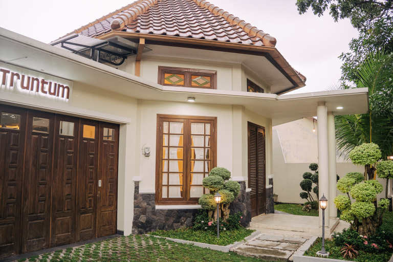 Exterior & Views 2, Guesthouse Syariah Griya Truntum, Solo