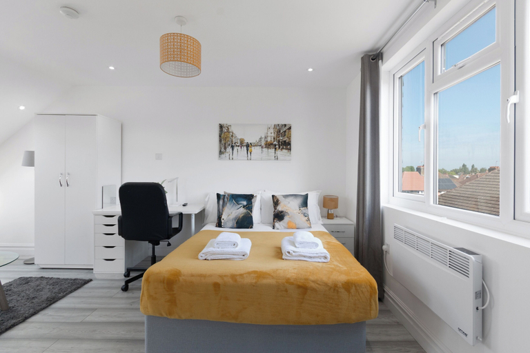 Bedroom 2, City Apartment - Sleeps 4 & Free Parking, London