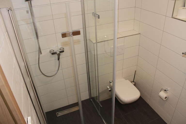 Bathroom 5, Hotel Pizzeria Da Beni, Heilbronn