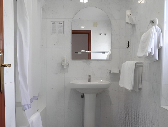 Bathroom 5, Hotel Oasis, Cádiz