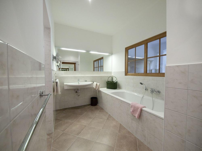 Bathroom 4, Gartenhotel & Weingut Pfeffel Dürnstein, Krems an der Donau Land