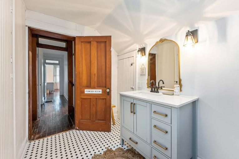 Bathroom, German Charm Suites Sleeps 8!, Franklin