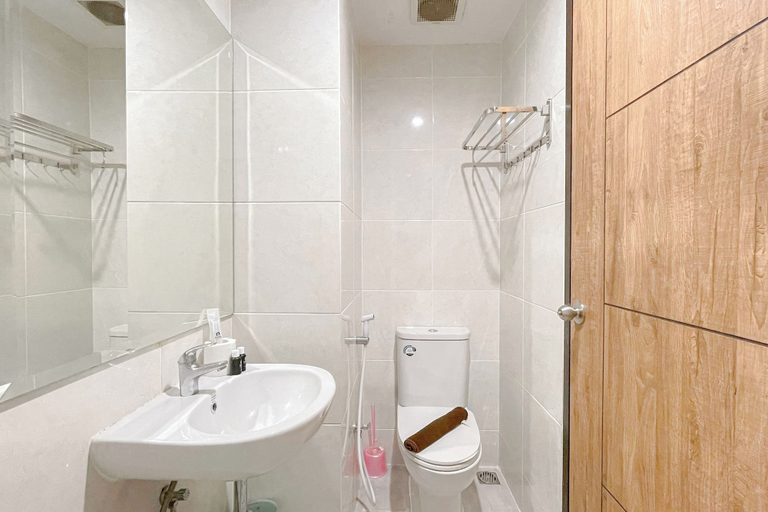 Bathroom 2, Cozy Studio Room At Delft Ciputra Makassar Apartment, Makassar