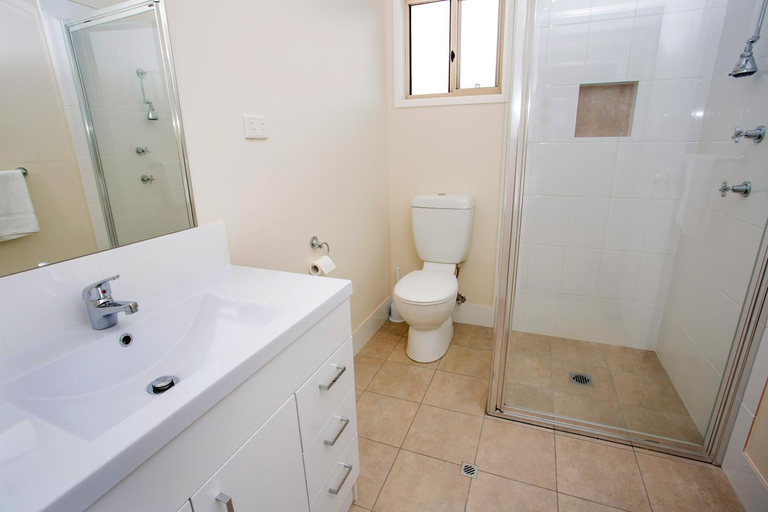 Bathroom 3, Albury Gardens Tourist Park, Albury