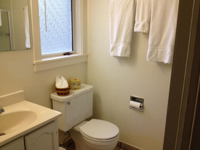 Bathroom 3, El Dorado Motel, Tuolumne