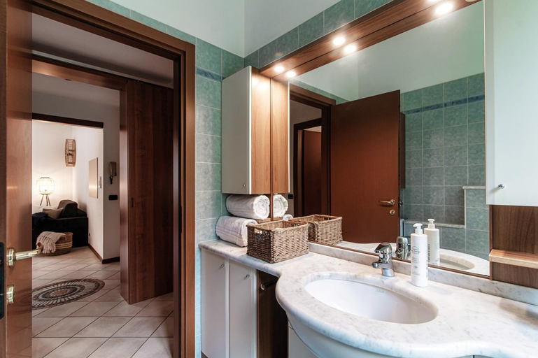 Bathroom 5, Zamenhof 9 - by MyHomeInComo, Como