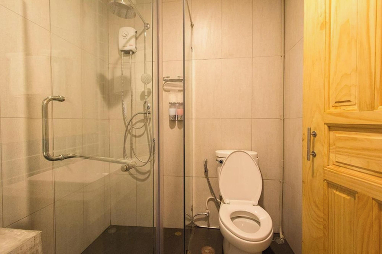 Bathroom 4, Lazy Sunday Hostel, Pathum Wan