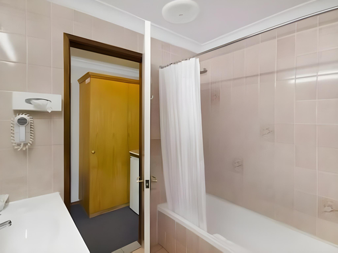 Bathroom 3, Sandstock Motor Inn, Armidale Dumaresq