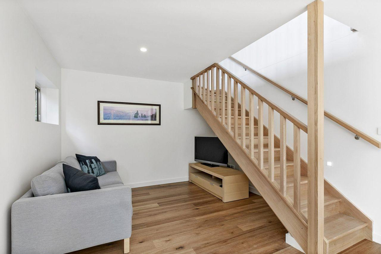 Others 5, Vardon, Surf Coast - West