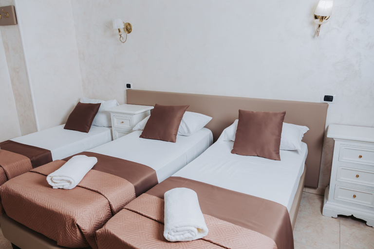 Bedroom 4, Bee Queen Hotel, Napoli