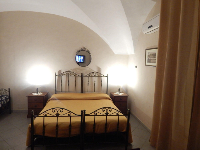 Others 5, Albatro Rooms, Catania