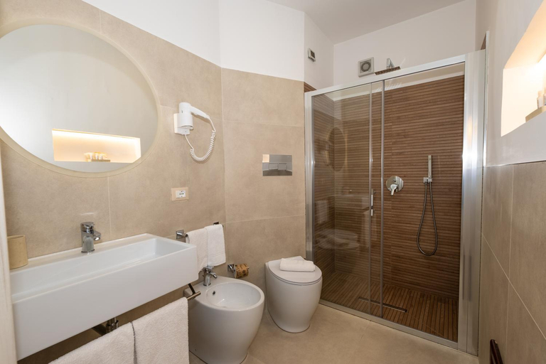 Bathroom 5, Cala di Ponente, Trapani