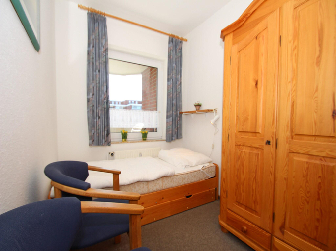 Bedroom 2, Ferienwohnung Tiefblick, Dornumersiel, Aurich