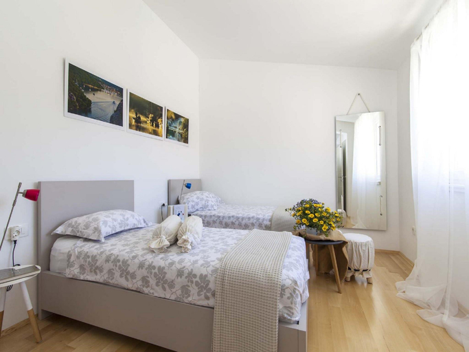 Others 4, Charming Villa with Pool, Bilice