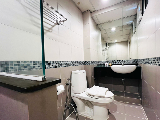 Bathroom 5, 14 Avenue, Chom Thong
