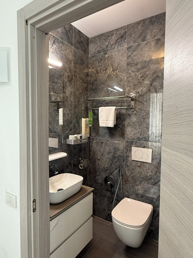 Bathroom 5, Hotel Brianza, Milano