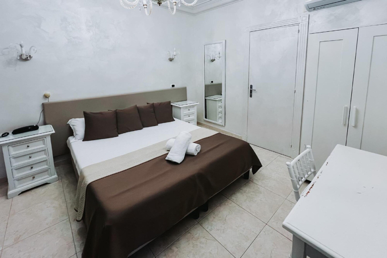 Bedroom 3, Bee Queen Hotel, Napoli