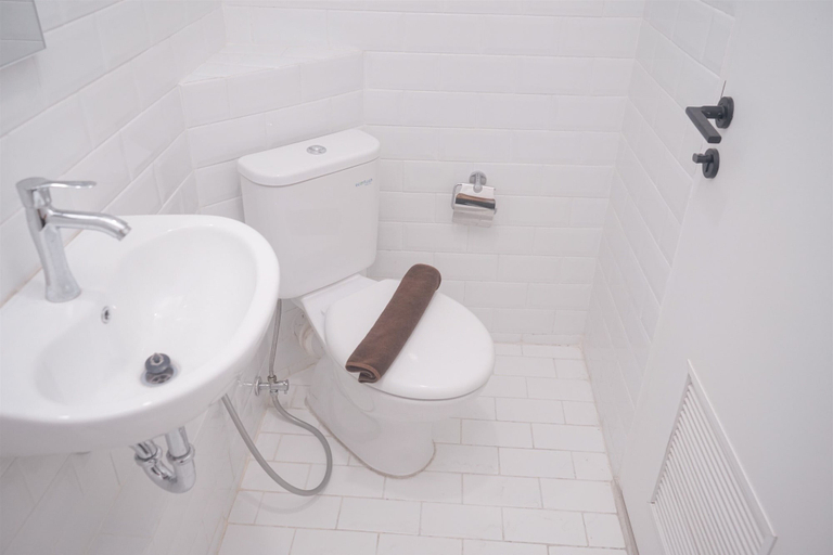 Bathroom 5, Spacious And Homey Studio Loft At Kingland Avenue Apartment, Tangerang