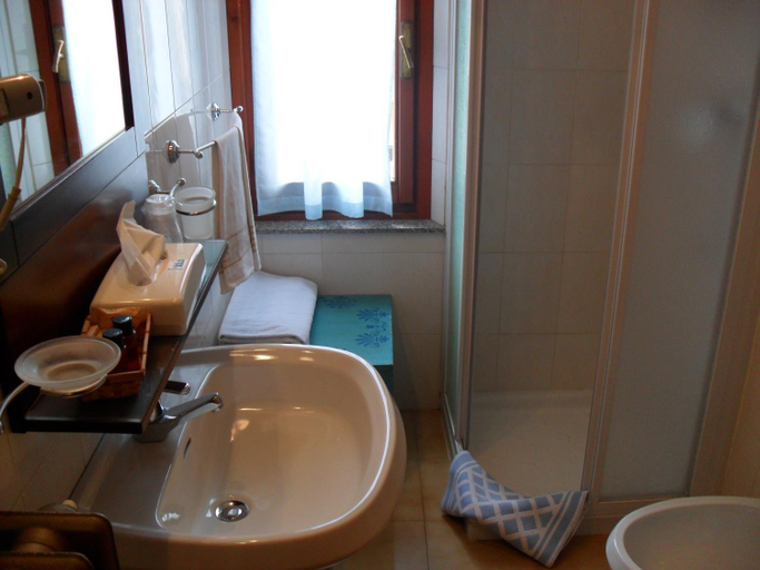 Bathroom 3, Hotel Bristol, Modena