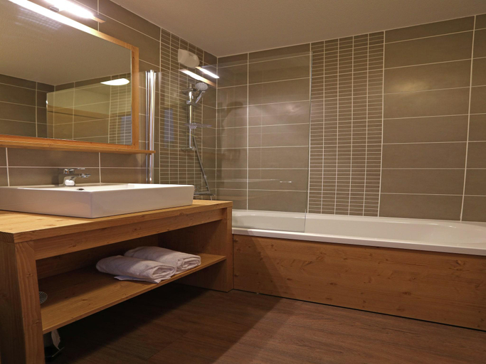 Bathroom, Apartment on slopes in Les Menuire, Savoie