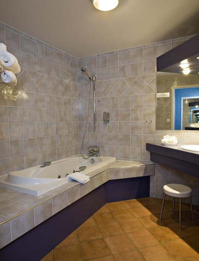 Bathroom 3, Logis Hotel Parenthese, Restaurant & Spa, Jura