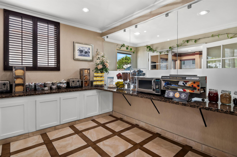 Food & Drinks 5, SureStay Hotel by Best Western Santa Monica, Los Angeles