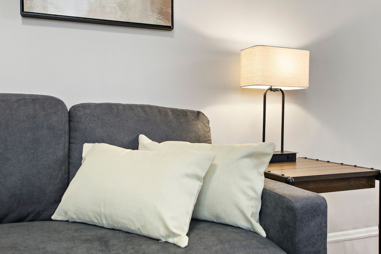 Bedroom, Harmonious 2BR Apt - Lockwood 3, Cook