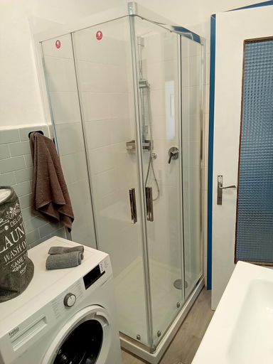 Bathroom 2, The Skipper Home, Genova