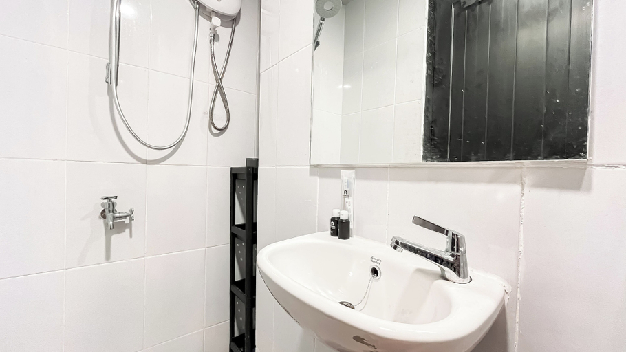 Bathroom, Relaxing And Stylish Studio At Tokyo Riverside Pik 2 Apartment, Tangerang