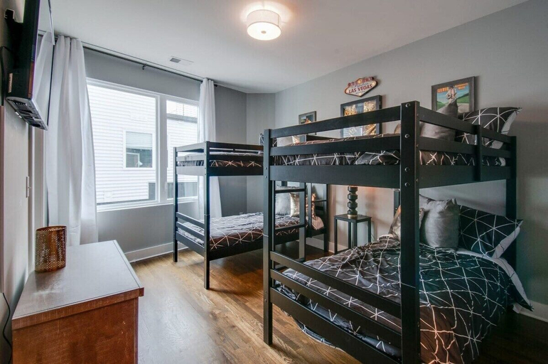 Room 3, King Queen 2 Homes - 24 Beds City Views, Davidson