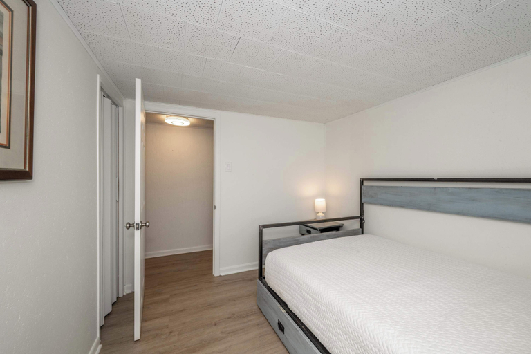 Bedroom, The Grand Elm Suites Sleeps 10, Kenton