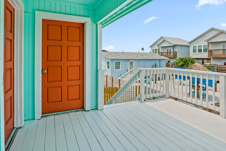 Others 3, Tranquil Turquoise: Pet Friendly, Nueces
