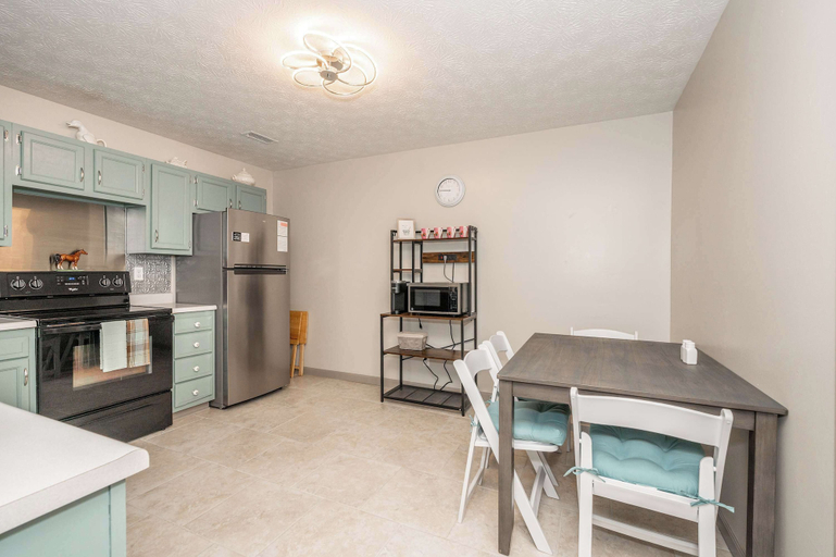 Private kitchen 5, Ark Encounter 5 Min | 3 Homes | Sleeps 20, Grant