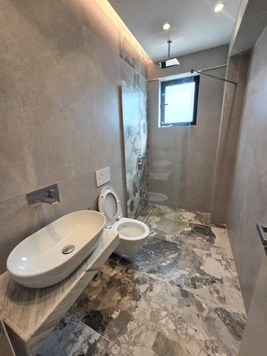 Bathroom 2, Hotel Selavi, Sarandës