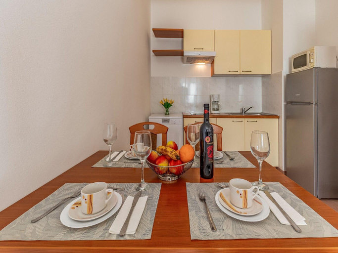 Others 5, Banjole Apartment with Pool for 4, Medulin