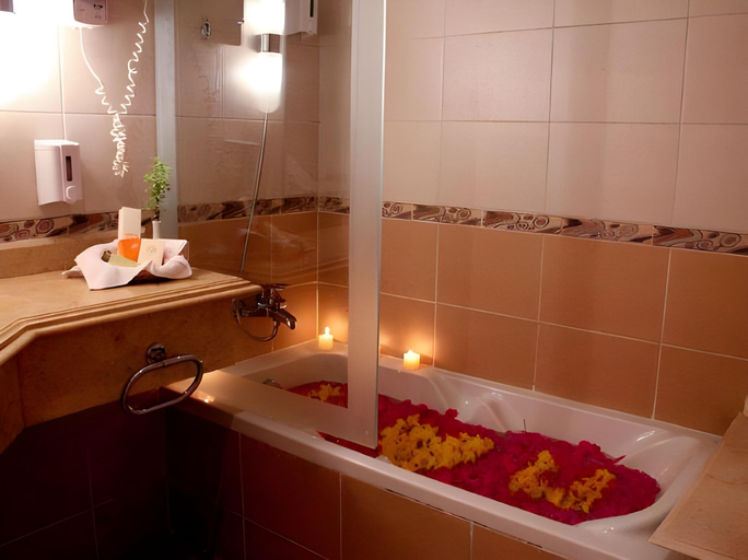 Bathroom 5, Royal Lagoons Resort & Aqua Park, Al-Ghurdaqah