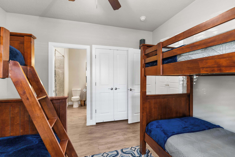 Bedroom, Walking on Sunshine Ground Level, Washington