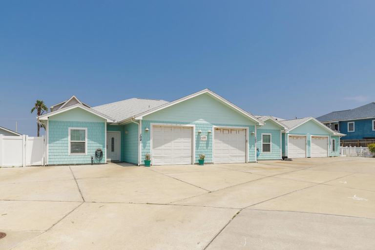 Exterior & Views 2, Comfy 2 Bedroom, Pets Allowed, Community Pool, Nueces