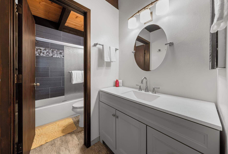Bathroom 4, Kingswood Village Escape For 4, Placer